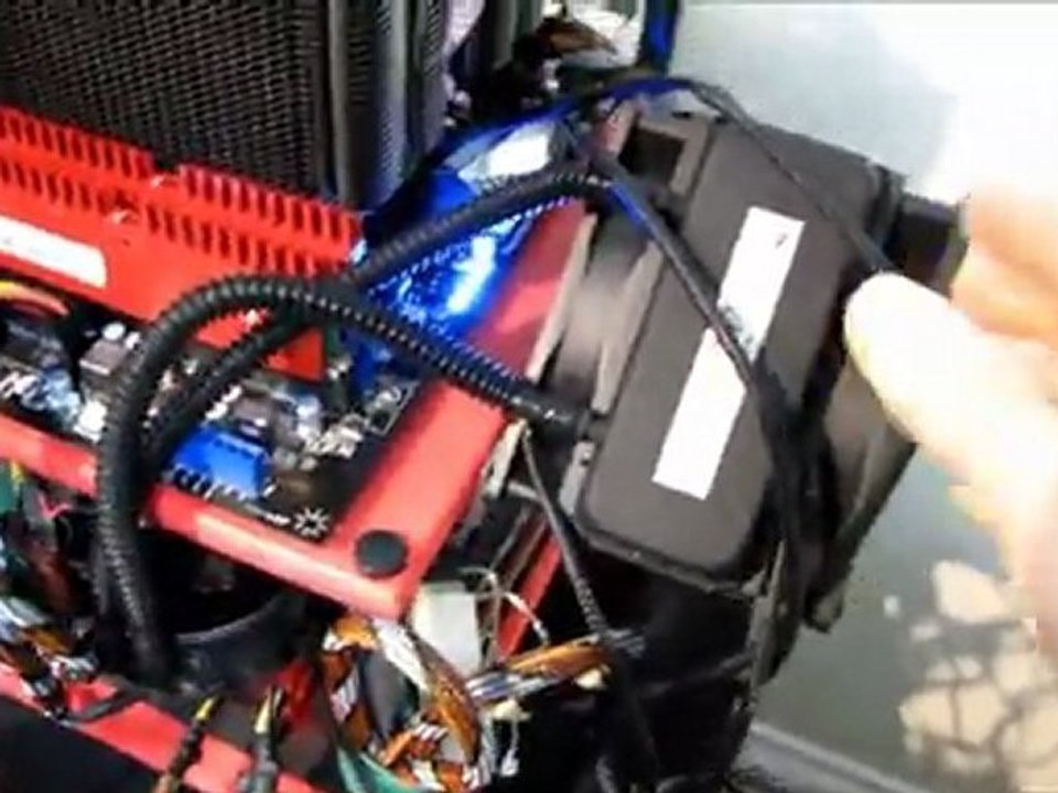 Extreme Cooler Showdown Corsair H70 vs Noctua NH-D14 Linus Tech Tips