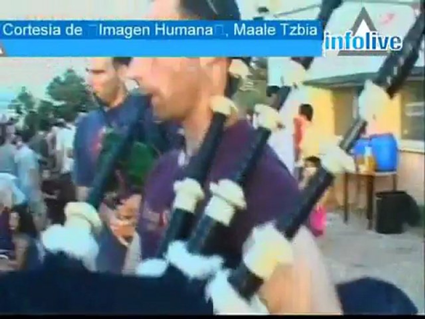 ⁣Bebiendo música
