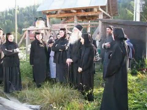 Parintele Justin la maicile, copiii si bunicile de la Petru Voda