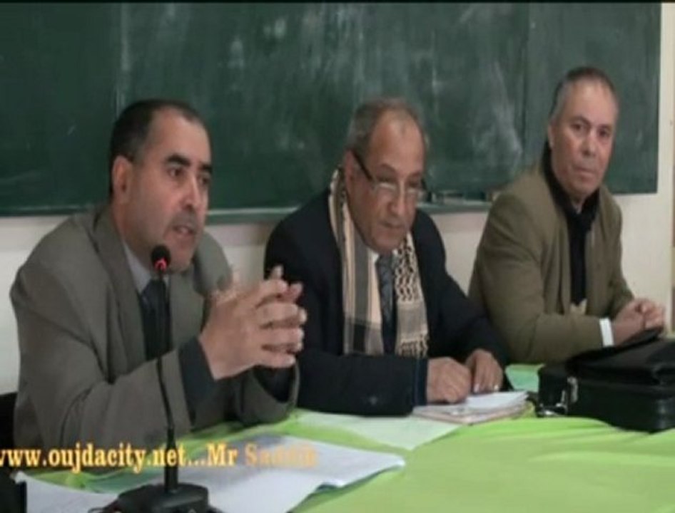 ذ.الصديق زريوح مفتش مادة الفلسفة  في عرض حول موضوع " المقاربة المفاهيمية "  خلال الدورة التكوينية ليوم 21 دجنبر 2011 بمركز تكوين المعلمين بوجدة /