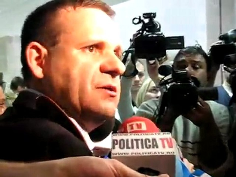 Gigi Becali ramane inchis in ciuda sperantelor avocatilor. Demonstratii Free Gigi la tribunal