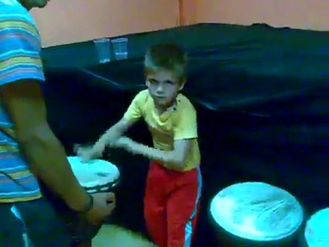 Marian Farcas, copilul minunat din Pasarea de Foc, jucandu-se la Teatrul National, dupa spectacol