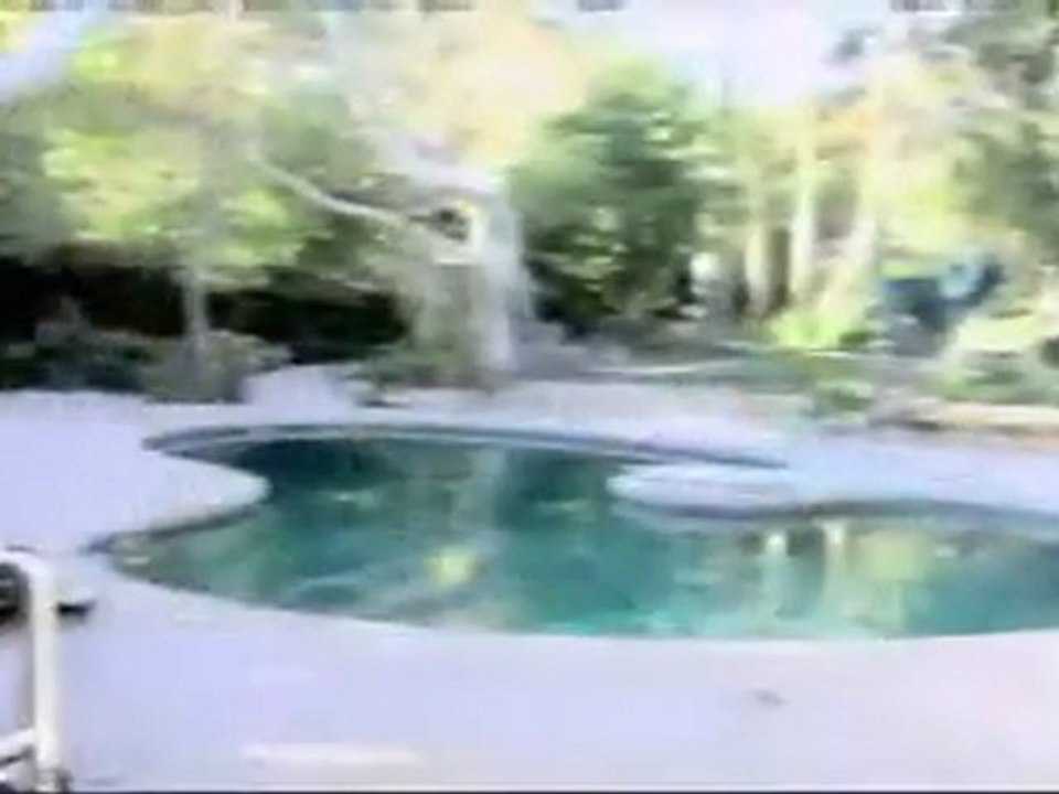 Behind the scenes of Portia de Rossi's cover shoot for The Advocate (March. 2010)