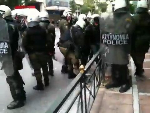 Επεισόδια στο Σύνταγμα | Σύλληψη από ΜΑΤ (10.02.12)