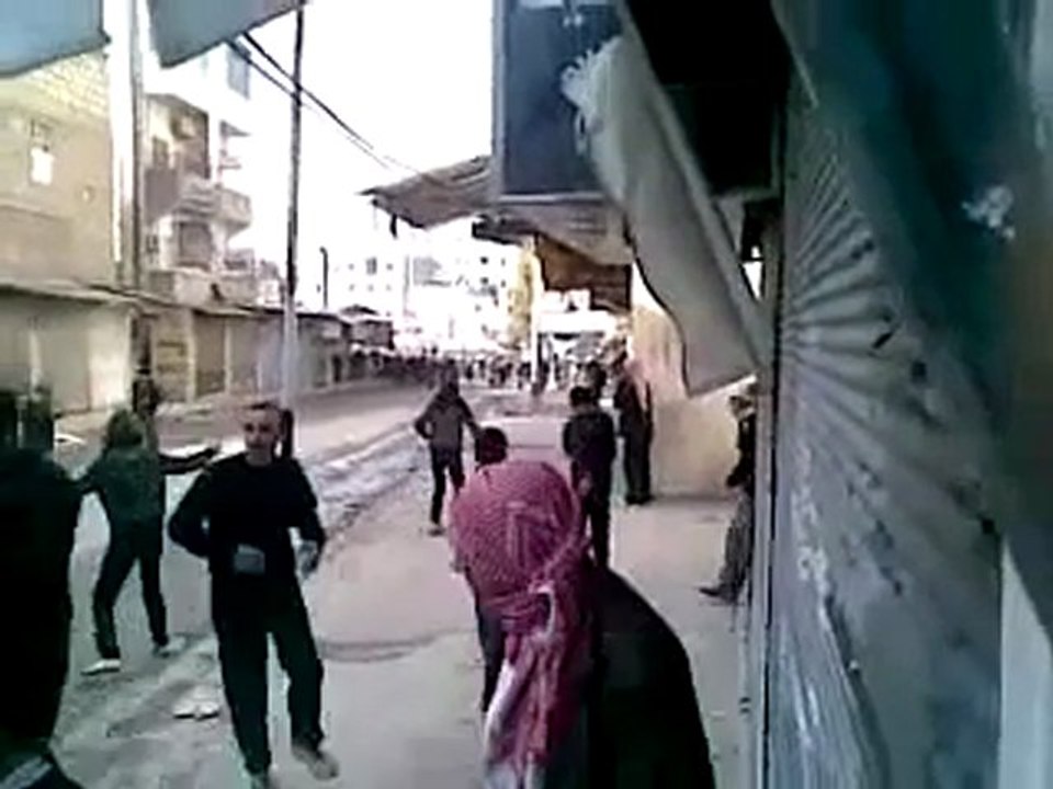 فري برس   حلب  هجوم المتظاهرين على الأمن الله أكبر حي المرجة 3 2 2012
