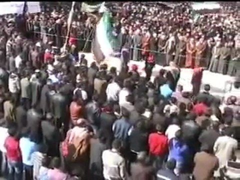 فري برس النقيب المنشق البطل مصطفى علي عبد الرزاق ابن الاتارب بريف حلب يخطب في جمع المتظاهرين بخان شيخون في جمعة عذراً حماه سامحينا 3 2 2012