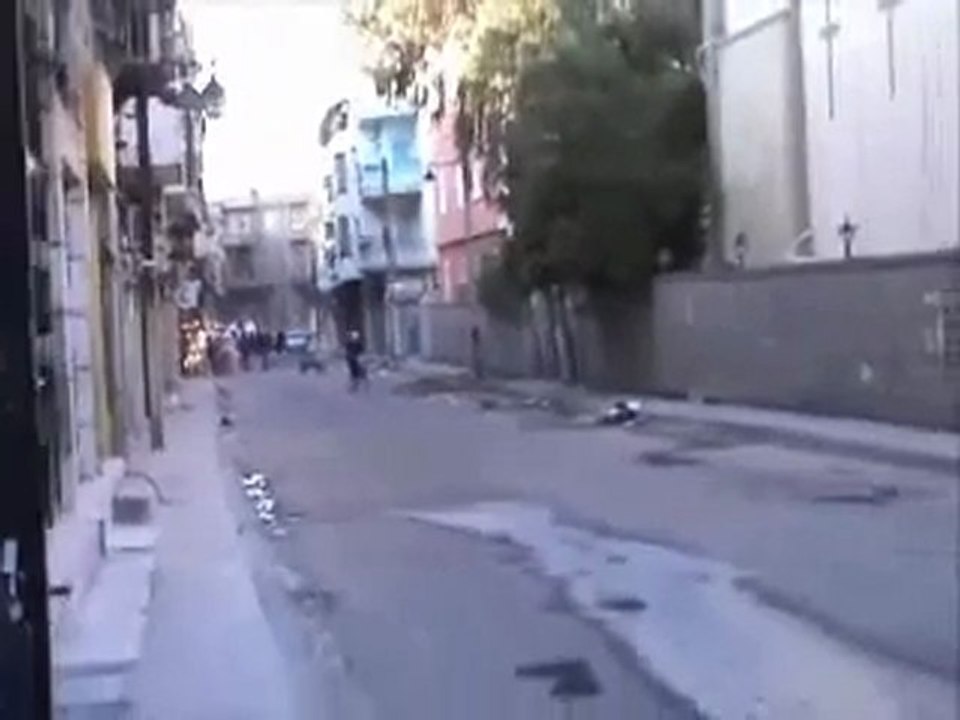 فري برس   الجيش الحر يقوم بوضع متاريس في حي بستان الديوان بحمص بعد تحريره لحماية المساجد والكنائس والاهالي 3 2 2012