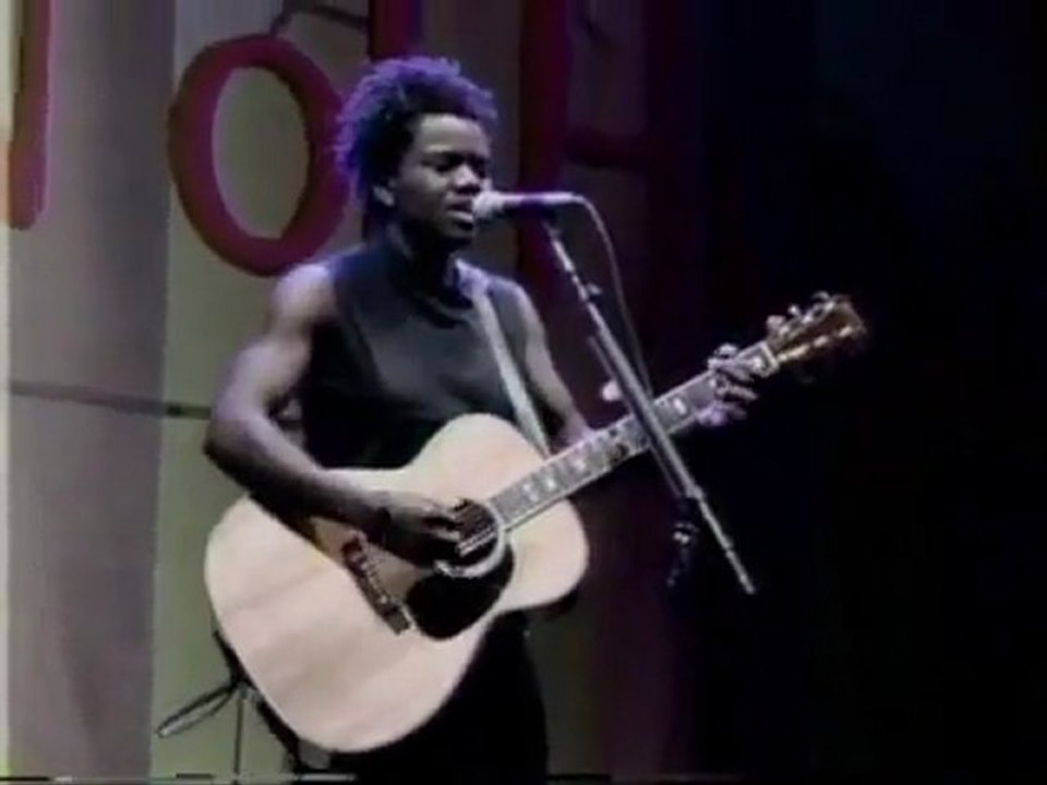 Tracy Chapman - Talkin' Bout A Revolution - Live and Acoustic