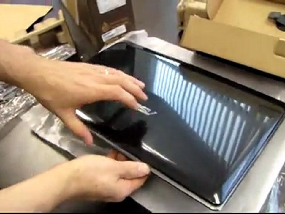 ASUS A52F-XT22 15.6" Core i5 Blu-Ray Notebook Unboxing & First Look Linus Tech Tips