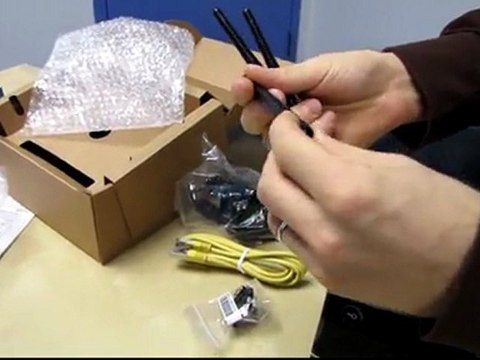 Zyxel NBG5715 Dual Band 450Mbs Wireless Media Router Unboxing & First Look Linus Tech Tips