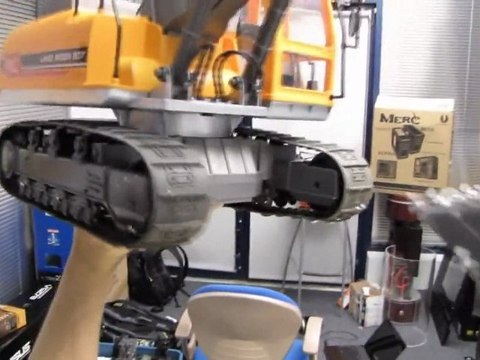 Arctic Hobby Land Rider 507 RC Excavator Unboxing & First Look Linus Tech Tips