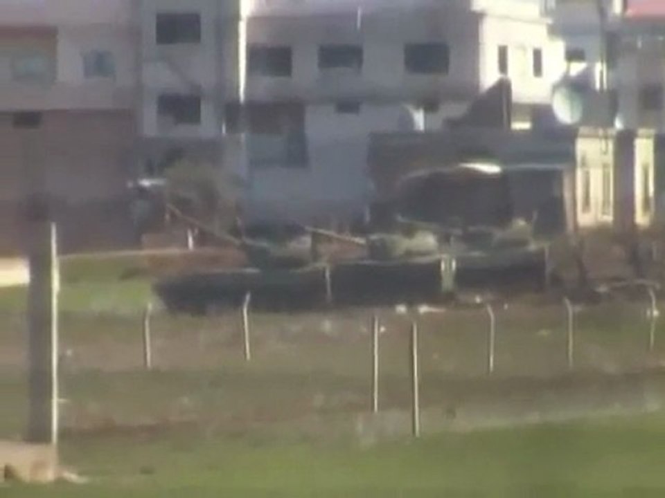 فري برس   حمص الرستن بالجرم المشهود دبابات الاسد تقصف المدينة 4 2 2012