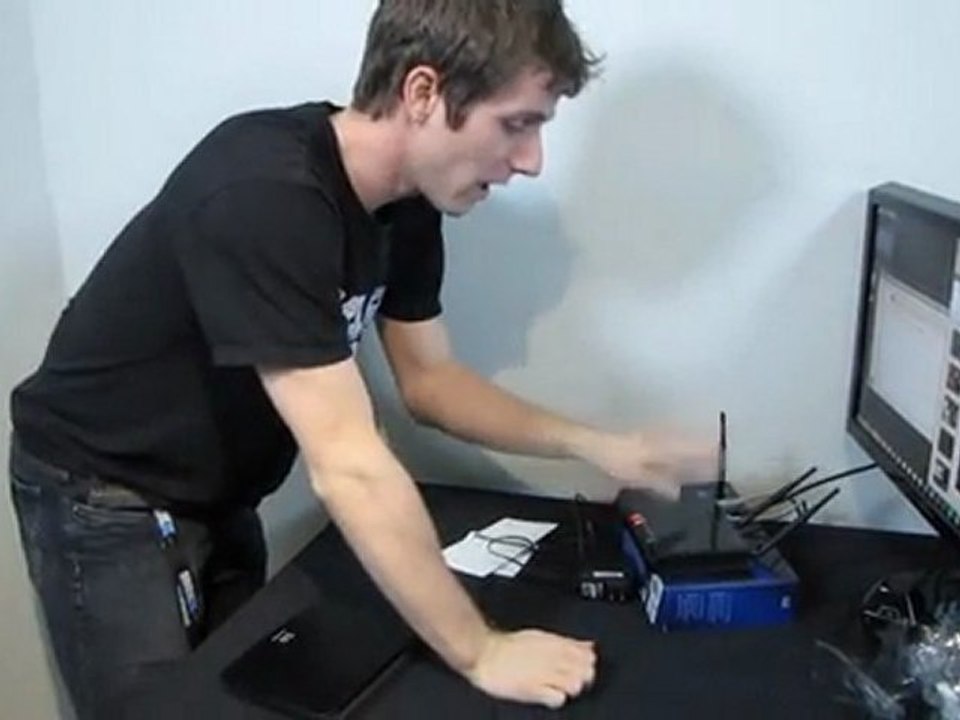 Linksys SE2800 8 Port Gigabit Network Switch Unboxing & First Look Linus Tech Tips