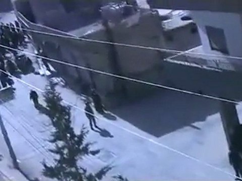 فري برس معضمية الشام الإعتداء على الحرائر بالشتم أثناء تشيع الشهيد ة الطفلة جلنار نقشبندي لأنهم يتهفون للشهيد الله اكبر يايما عليهوم 04 02 2