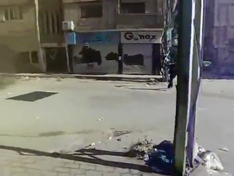 فري برس ريف دمشق داريا شجاعة أحد شباب داريا بمواجهة رصاص الأمن 4 2 2012