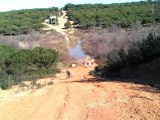 algunos enfangaos subiendo e intentando subir la cuesta del pato (cortafuegos aljaraque)