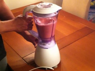 How To Make a Strawberry Plum Smoothie! - The Weekly Smoothie Week#2