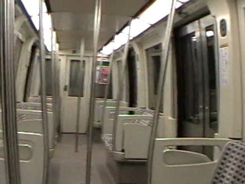 Aménagement intérieur d'une rame VAL206 sur la ligne A du métro de Toulouse