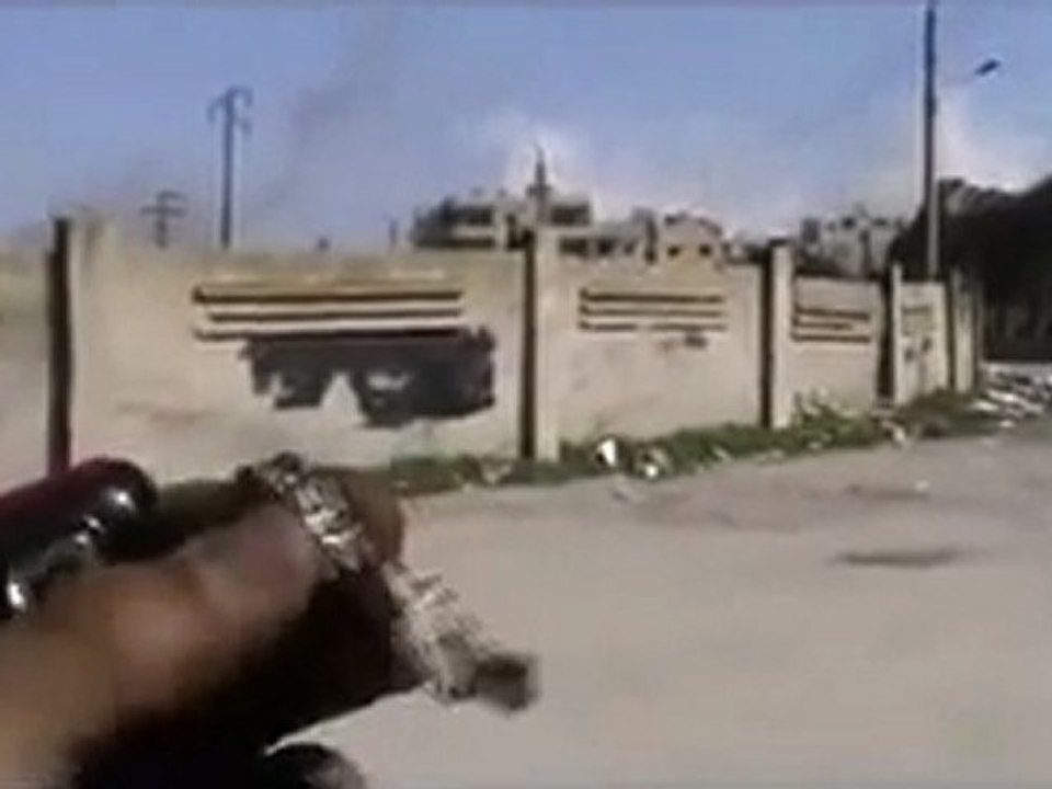 فري برس   حمص باباعمرو القصف على المنازل لحظة سقوط القذائف 5 2 2012