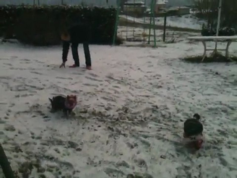 IMG_0864 LES FILLES DANS LA NEIGE FEVRIER 2012