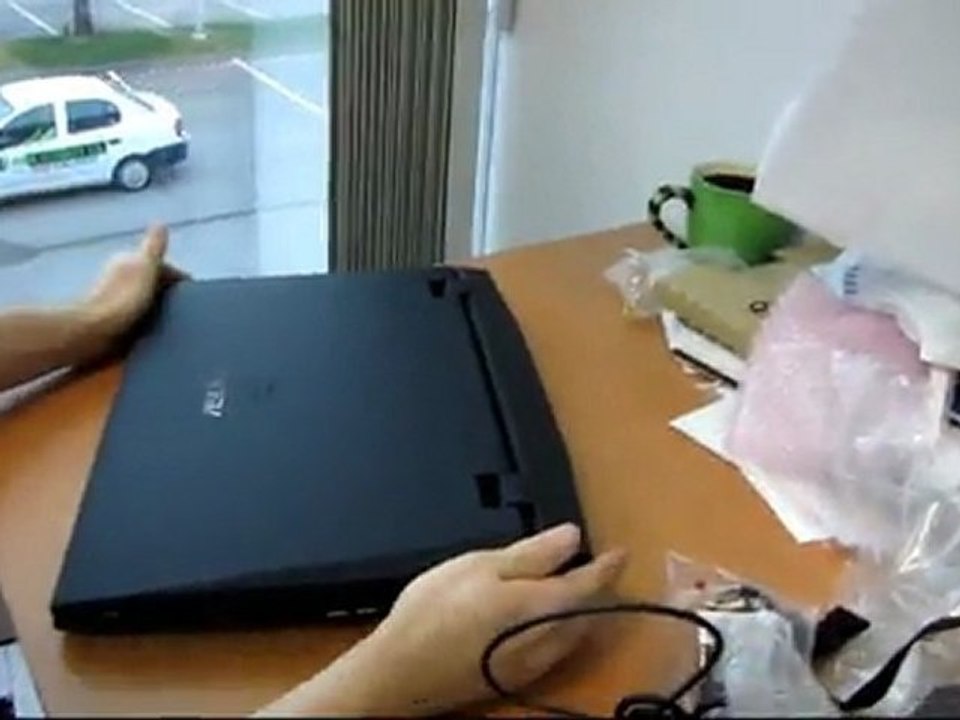 ASUS G73JH-A2 Core i7 Radeon HD 5870 Gaming Notebook Unboxing & First Look Linus Tech Tips