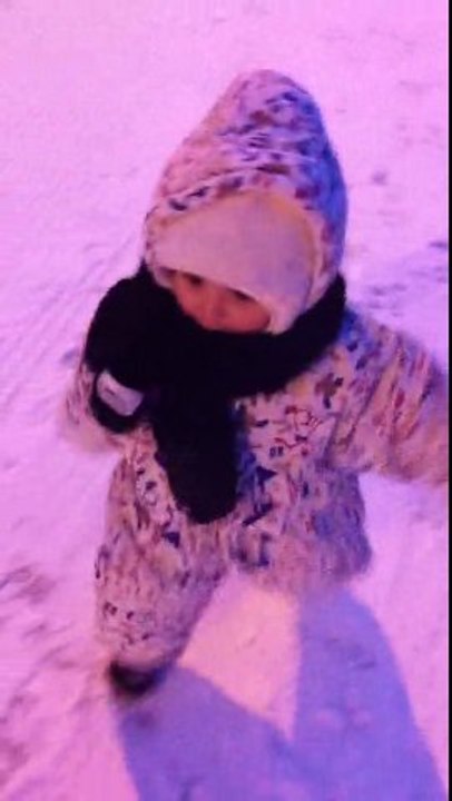 Louisa se ballade dans la neige le soir