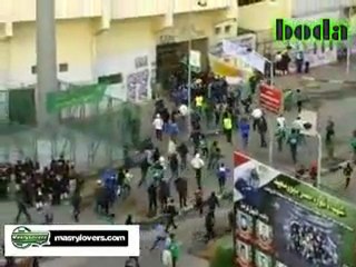 ‫شاهد اقتحام الجماهير لاستاد بورسعيد اثناء سير المباراه والامن يكتفي بالمشاهده‬