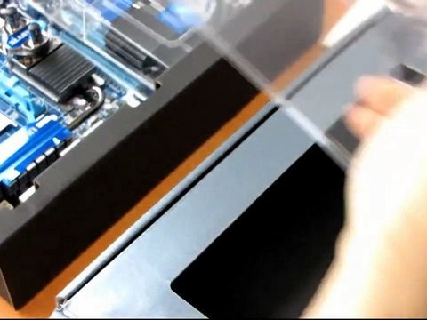 Gigabyte 890FXA-UD7 Phenom II X6 Crossfire Motherboard Unboxing & First Look Linus Tech Tips