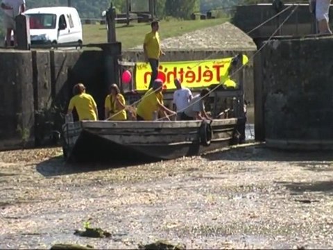 TELETHON 2011 : remontée du canal en gabare entre Lalinde et Mauzac en Dordogne (24)