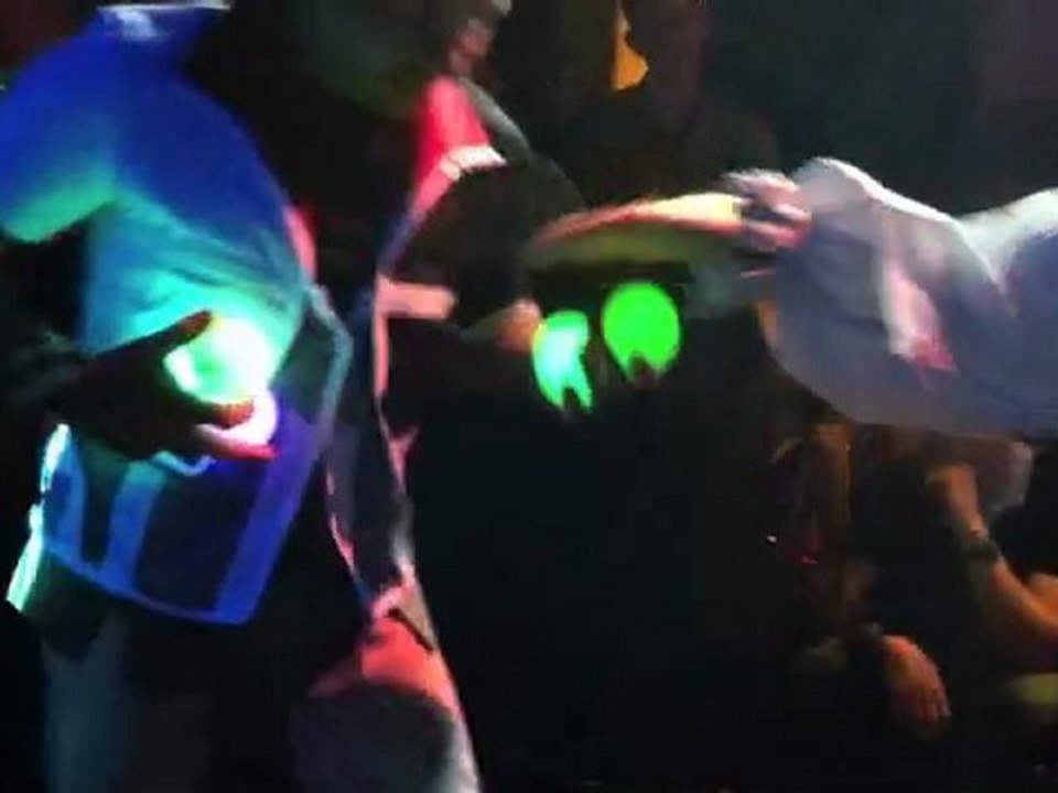 spectacle lumineux échassier lumineux jongleur led cie cirque