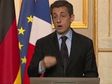 Le duo Sarkozy-Merkel met la pression sur la Grèce