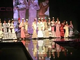 Eva González desfila para Hermanas Serrano