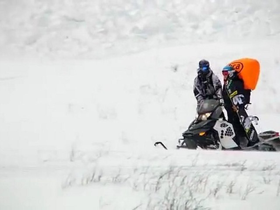 Une snowboardeuse survit à une avalanche