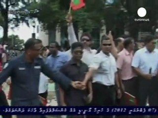 Maldives President quits after police mutiny