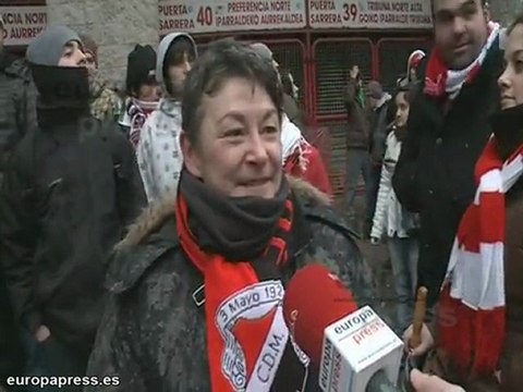 Aficionados: Llevamos 24 horas de cola