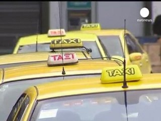 Polis Yunan Meclisi önünde grevci copladı