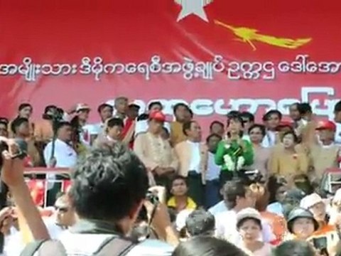 Birmanie: nouveau bain de foule pour Aung San Suu Kyi en campagne