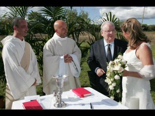 célébration religieuse avec un prêtre par VAR EVENEMENTS (83)
