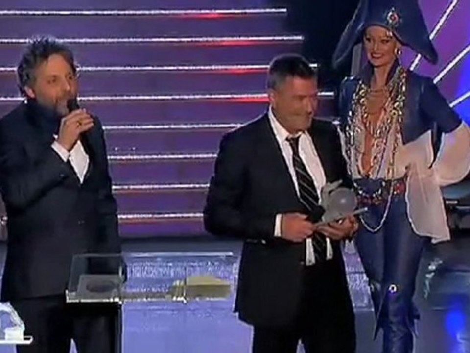 Le bras d'honneur de Stéphane Guillon à Claude Guéant a-t-il été censuré par France 3 ?