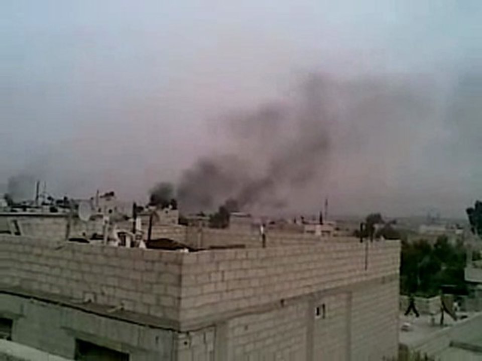 فري برس   ريف دمشق داريا تصاعد الدخان في سماء المدينة مع آذان العصر6 2 2012