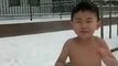 Il force son fils à courir en slip dans la neige