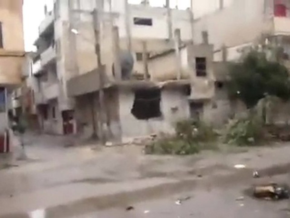 فري برس   حمص باباعمرو دمار احد المنازل بشكل كامل بسبب القصف 7 2 2102