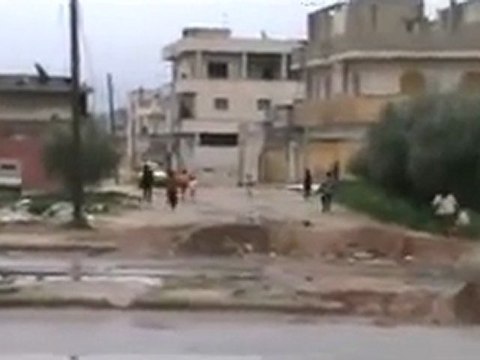 فري برس حماة حي مشاع الاربعين اطلاق نار كثيف وهروب النساء والاطفال 7 2 2012