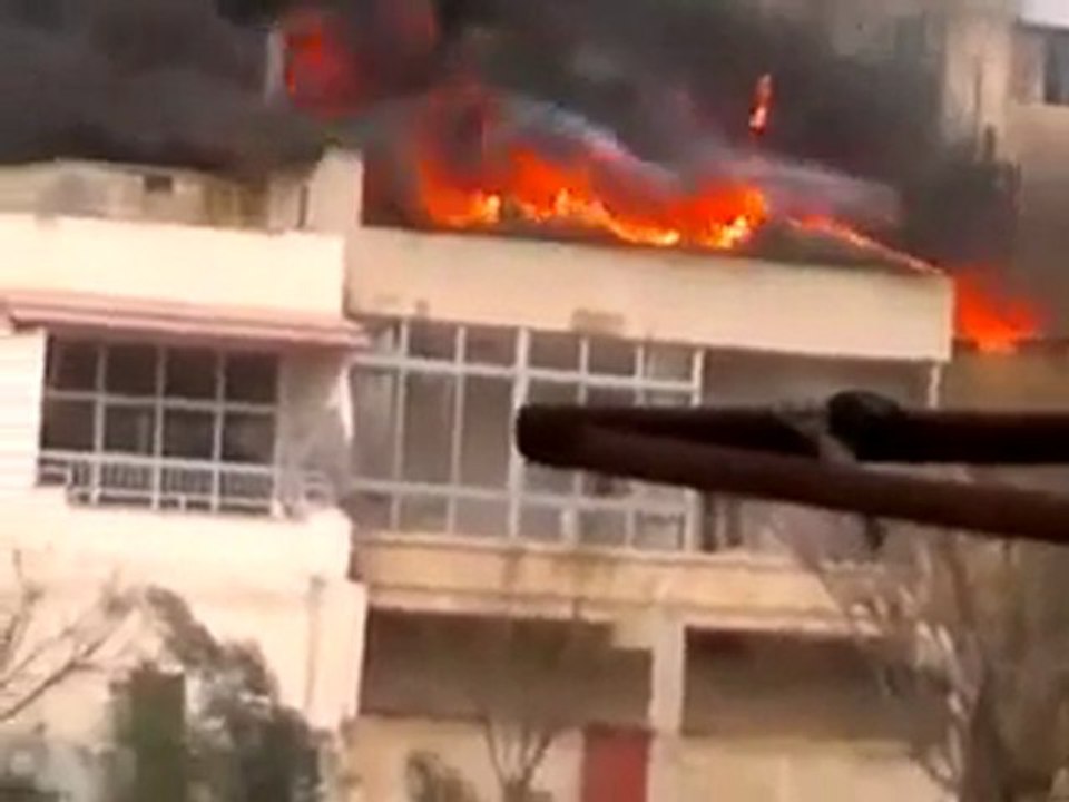 فري برس   باباعمرو لحظة إحتراق أحد المنازل بشكل كامل نتيجة القصف