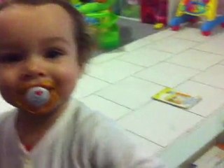 Lucie découpe des fruits 2