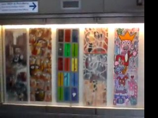 accrochage toiles de Yann Sciberras sur la ligne 14 du métro parisien (octobre2011)
