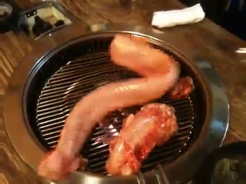 Un aliment vivant bouge sur le grill