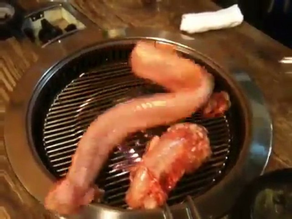 Un aliment vivant bouge sur le grill