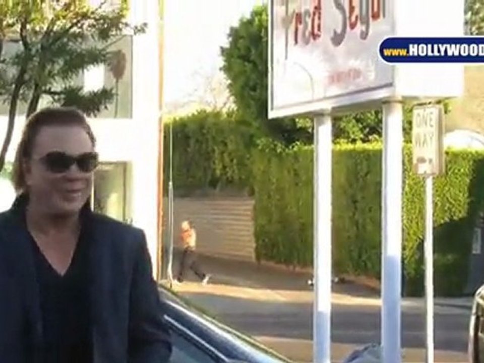 Mickey Rourke pasa su tiempo en Fred Segal