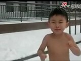Scandale vidéo:  des parents chinois filment leur enfant nu dans la neige pour l'endurcir